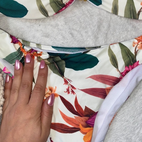 Off the shoulder cheeky tropical floral bikini - Picture 3 of 9